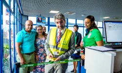 Binter CV Raúl Zapico, director de Binter Cabo Verde corta la cinta inaugural en el primer vuelo de la aerolínea.