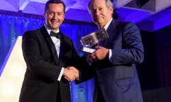 Binter premio ERA 2016 Pedro Agustin del Castillo, presidente de Bintger recibe el premio a mejor aerolínea de la ERA de manos de Patick de Castelbajac, presidente de ATR.