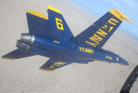 Los Blue Angels han tenido varios incidentes en los últimos años por fallos en sus aviones debido a las horas de vuelo que acumulan. En la foto, el capitán Jeff Kuss a los mandos del avión accidentado el pasado mes de enero.