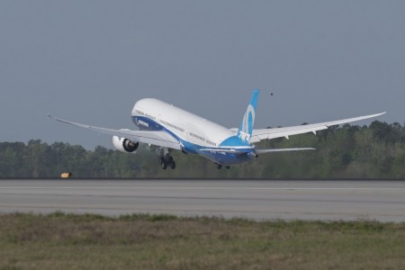 Despegue del Boeing 787-10 en su primer vuelo.
