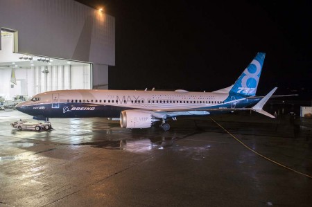 El primer Boeing 737 MAX 8 a la salida del hangar de pintura en la factoría de Renton. 
