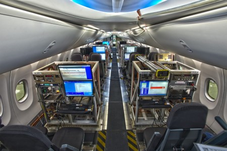 Interior del Boeing 737 MAX con las consolas para los ingenieros de pruebas en vuelo.