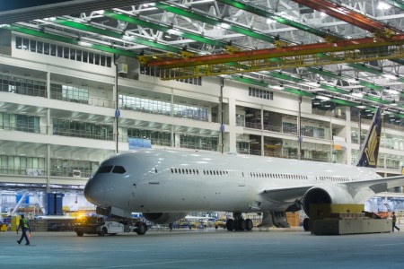 El primer Boeing 787-10 de Singapore Airlines remolcado para abandonar el hangar de montaje final.