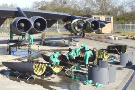 Los motores TF33 del B-52 deben pasar un overhaul, valorado en más de 2 millones de dólares, cada 6.000 horas de vuelo.