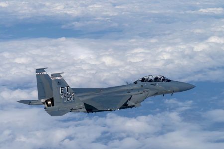 A los mandos del F-15EX en su vuelo de entrega estuvieron los tenientes coroneles Richard Turner, comandante del 40 Escuadrón de Pruebas en Vuelo y Jacob Lindaman, comandante del 85 Escuadrón de Pruebas y Evaluación.