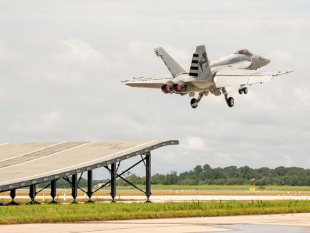 Demostración del uso de un sky jump por el F/A-18D/E. En su momento McDonnell Douglas ya probó el F/A-18A/B.