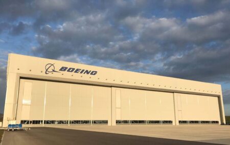Fachada del lado aire del nuevo hangar de Boeing en el aeropuerto de Londres Gatwick.