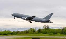 Boeing KC46 N884BA El sexto KC-46A en su primer vuelo desde la factoría de Boeing en Everett.