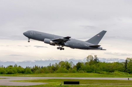 El sexto KC-46A en su primer vuelo desde la factoría de Boeing en Everett.