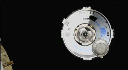 La Starlinwr con el sistema de acoplamiento desplegado durante la aproximación final a la ISS,