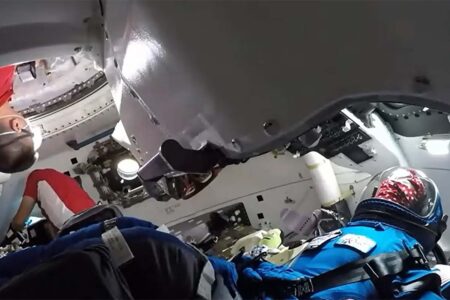 Betsie The Rocketeer recibe a los astronáutas de la ISS a bordo de la Starliner.