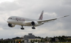 Espectacular demostración del Boeing 787 de Qatar Airways. Además, el primer aterrizaje se convierte en una toma y despegue.