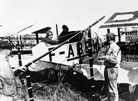 Bolland y una pasajera en el Caudron G´3con el que cruzó los Andes en un vuelo de demostración previo en Argentina.