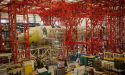 BombardierCseries-fuselaje02 Fuselaje de la célula de ensayos estáticos cuyo montaje se está realizando directamente en la estructura de pruebas.