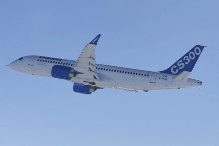 El CS300 puede transportar a 130 pasajeros en dos clases o 160 en una clase con la opción de dos salidas de emergencia sobre el ala.
