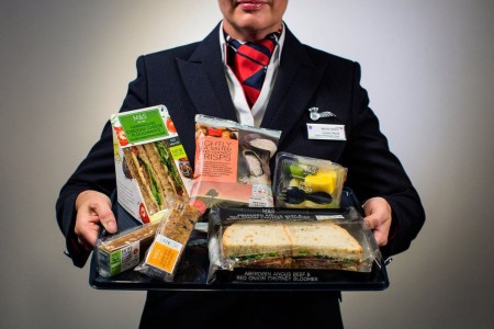 Bajo la dirección de Alex Cruz, ex Vueling, British Airways se ha sumado a la lista de aerolíneas que cobran la comida y bebida en turista en los vuelos europeos.
