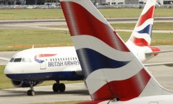 Aviones de British Airways British Airways se une a Iberia en el descenso de pasajeros transportados aunque muy lejos de las cifras de la española.