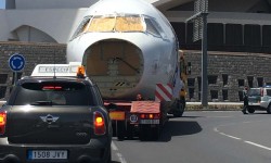 Brok Air traslado Airbus A320 El fuselaje pasando frente al auditorio Adan Martín de Santa Cruz de Tenerife