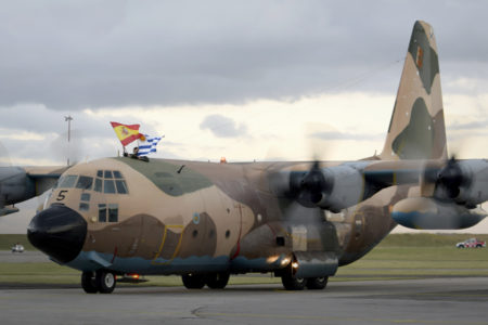 Llegada a Uruguay del primero de los dos C-130 vendidos por España a ese país.