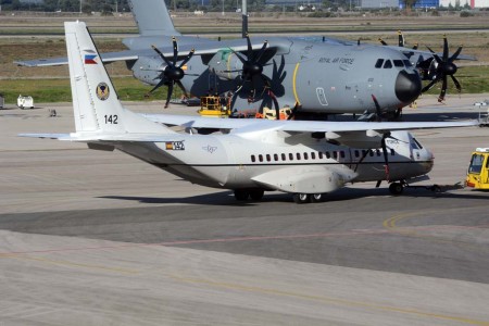 C295 entregado en diciembre a la Fuerza Aérea de Filipinas. Detrás un A400M de la RAF a la espera de su entrega en Sevilla.