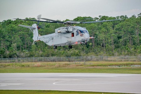 El Sikorsky CH-53K King Stallion durante su primer vuelo.