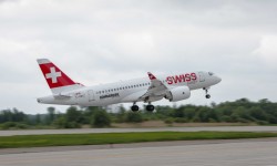 CS100 Swiss Despegue del Bombardier CS100 hacia el salón de Le Bourget.