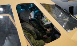 Canada cockpit C295 Pilotos canadienses a bordo de un C295 en la cadena de montaje comprobando que sus equipos de vuelo y los mandos del avión no se interfieren.