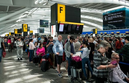 Colas de pasajeros en los aeropuertos de Londres tras la cancelación de todos los vuelos de British Airways.