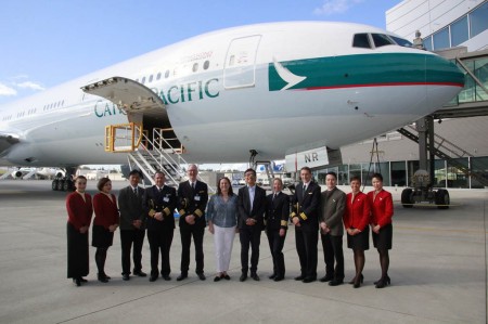 Directivos de Cathay Pacific y la tripulación del vuelo de entrega frente al Boeing 777 número 70 de la compañía.