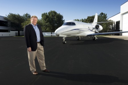 John Sieckowski, presidente de Aircraft Management Group junto al primer Citation Latitude que ha recibido su compañía de vuelos chárter con aviones ejecutivos.