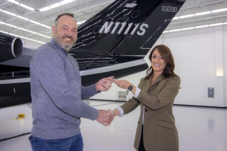 Guy Stockbridge, propietario de Elite Team Offices, y Natalie Stadelman, directora regional de ventas de Textron Aviation, durante la entrega del primer Citation M2 Gen2.