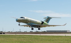 Cessna Longitude Despegue Despegue del Citation Longitude desde el aeropuerto Beech Field en Wichita (Kansas, EE.UU.).