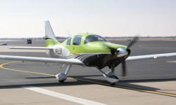 Cessna TTX_01 El Cessna TTx, realizado en materiales compuestos, es el monomotor de tren fijo más rápido.