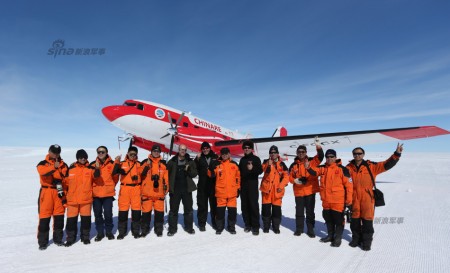 Los miembros de la expedición china junto al Basler BTG-67 en la base china de Zhongshan.