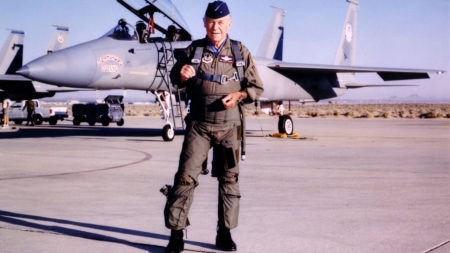 Con motivo del 50 aniversario de su vuelo en el X-1, Yeager hizo su último vuelo oficial con la USAF. Fue a bordo de un F-15 bautizado, como muchos de sus aviones, Glamorous Glennis por su primera mujer.q