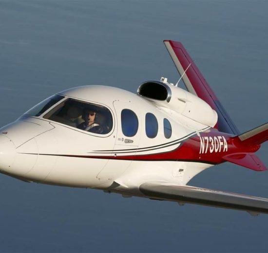 El Cirrus SF50 peude albergar a hasta siete pasajeros: cinco adultos y dos niños.