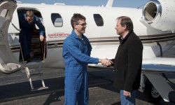CitationM2_01 Scott Ernest, presidente de Cessna saluda a Pete Fisher tras el primer vuelo del Cessna M2.
