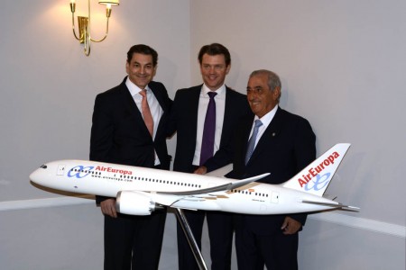 Clavero, Harrison e Hidalgo junto a una maqueta del Boeing 787 con los colores de Air Europa.