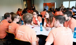 CmmBA37W8AAHM03 Los 40 Airnovators de Airbus son jóvenes de 17 nacionalidades, y entre ellos había siete españoles.