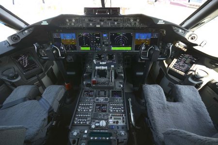 Cockpit del Boeing 787-10.