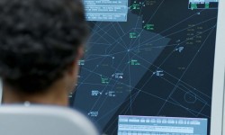 FOTOGRAFIA DIGITAL TIF Mantener las comunicaciones entre controladores de distintos sectores y diferentes centros de control es tan importante como mantenerlas con las aeronaves en vuelo.