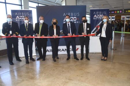 Corte de la cinta inaugural del vuelo del A220 por parte de directivos de Air France y Aena.