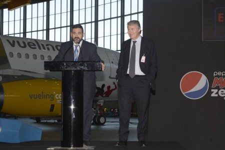 Alex Cruz de Vueling (izquierda) y Xavier Orriols de Pepsi durante el acto de presentación del acuerdo comercial entre ambas empresas.