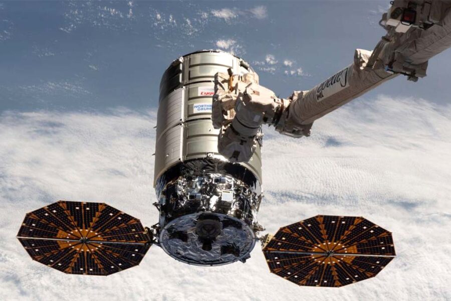 Una cápsula Cygnus enganchada por el brazo robótico de la ISS.