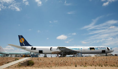 El A340 D-AIHO en Teruel a medio desguazar, con secciones de su fuselaje ya cortadas para hacer los recuerdos.