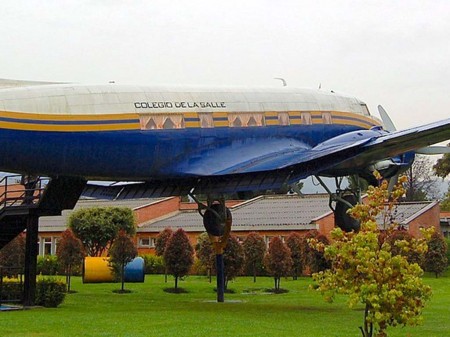 DC-3 en el colegio La Salle en Bogotá (Colombia) en el que se pueden apreciar las ventanas panorámicas tras el ala.