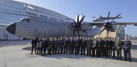 Foto de familia del personal y mandos de la DGAM junto a personal de Airbus en Sevilla con motivo de la entrega del segundo A400M del Ala 31.
