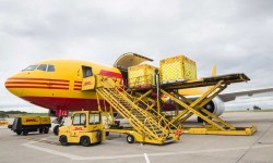 DHL-Formula-E Los coches eléctricos de la nueva Fórmula E viajan en un B-767 de DHL