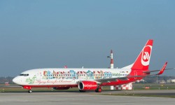 airberlin-Boeing im Weihnachtsdesign 2014 Air Berlin sorteará tresviajes para dos personas a uno de sus destinos europeos entre los que publiquen fotos de este avión en Instagram, Twitter o Facebook.