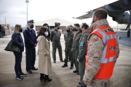 Margarita Robles acudió a la base aérea de Torrejón para la salida de los A400M hacia Polonia con los cascos, chalecos antifragmentación y trajes NBB para Ucrania.